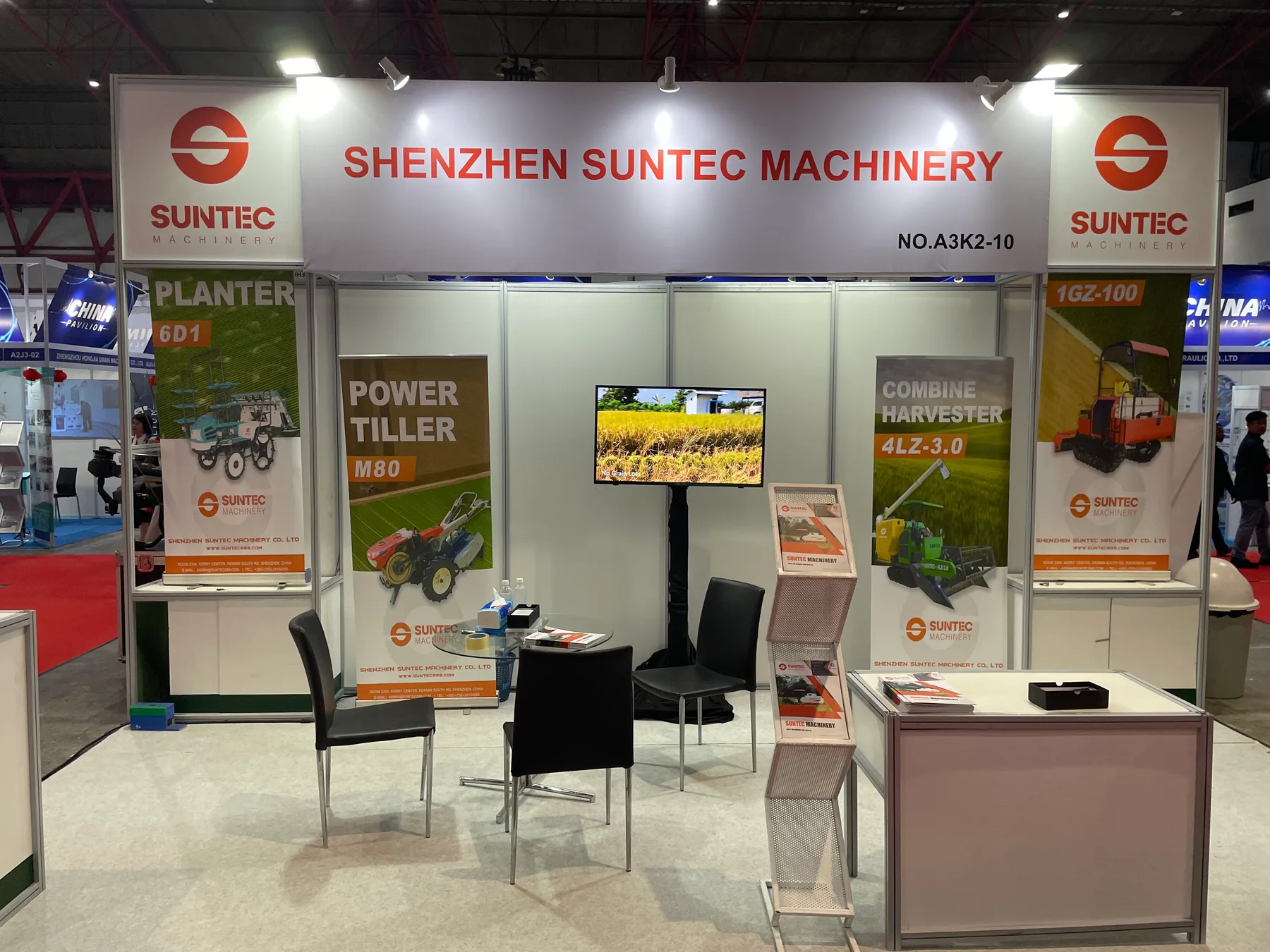 Stan pameran SUNTEC dengan nama Shenzhen SUNTEC Machinery dan pajangan produk yang terlihat