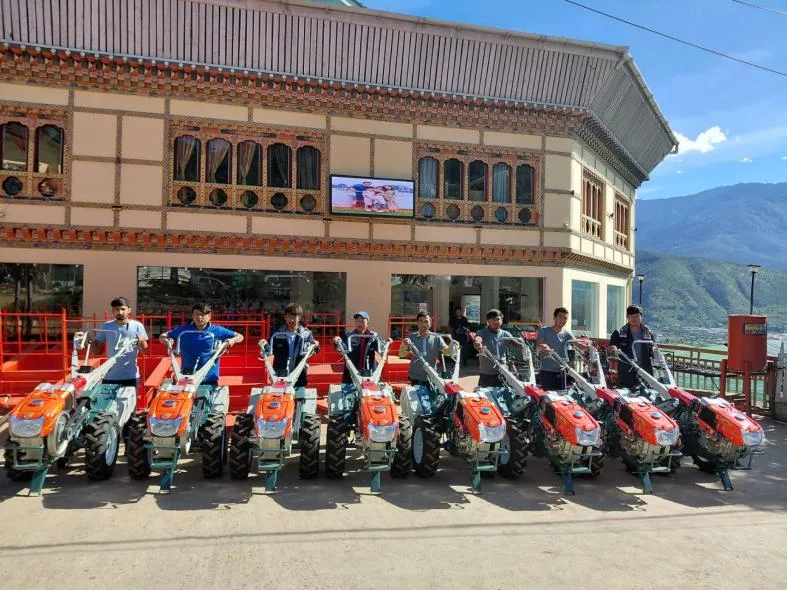Traktor tangan SUNTEC M80 berbaris dengan para penerima di lokasi tujuan Bhutan
