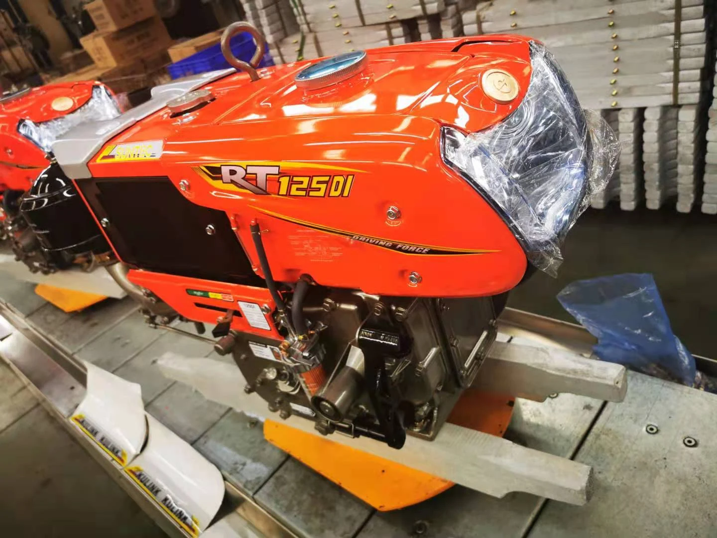 محرك ديزل RT125 معروض على إطار دعم