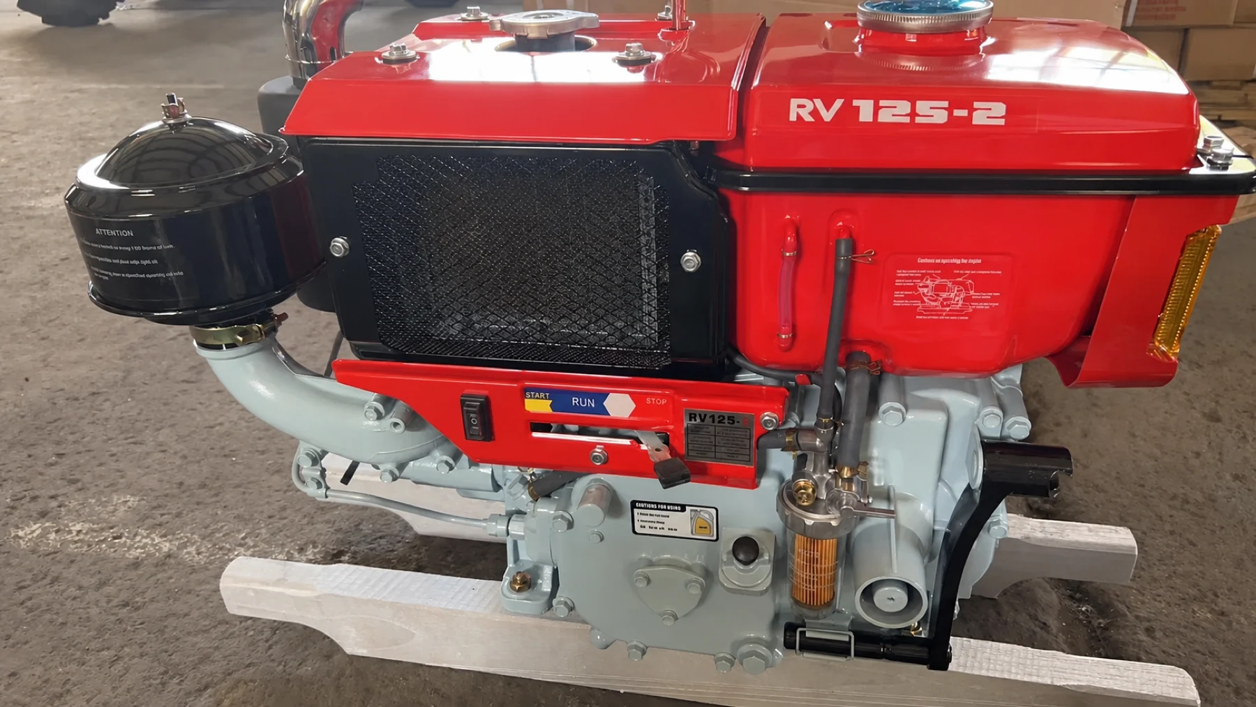 محرك ديزل RV125-2 معروض من الجانب