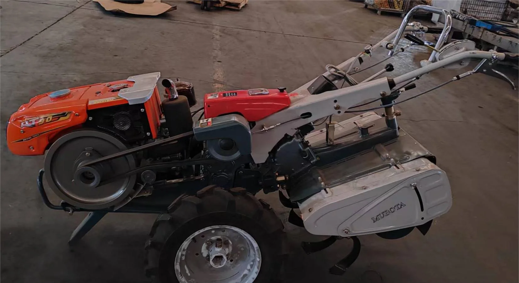 Traktor tangan MUBOTA M80 ditampilkan dalam profil samping untuk identifikasi suku cadang