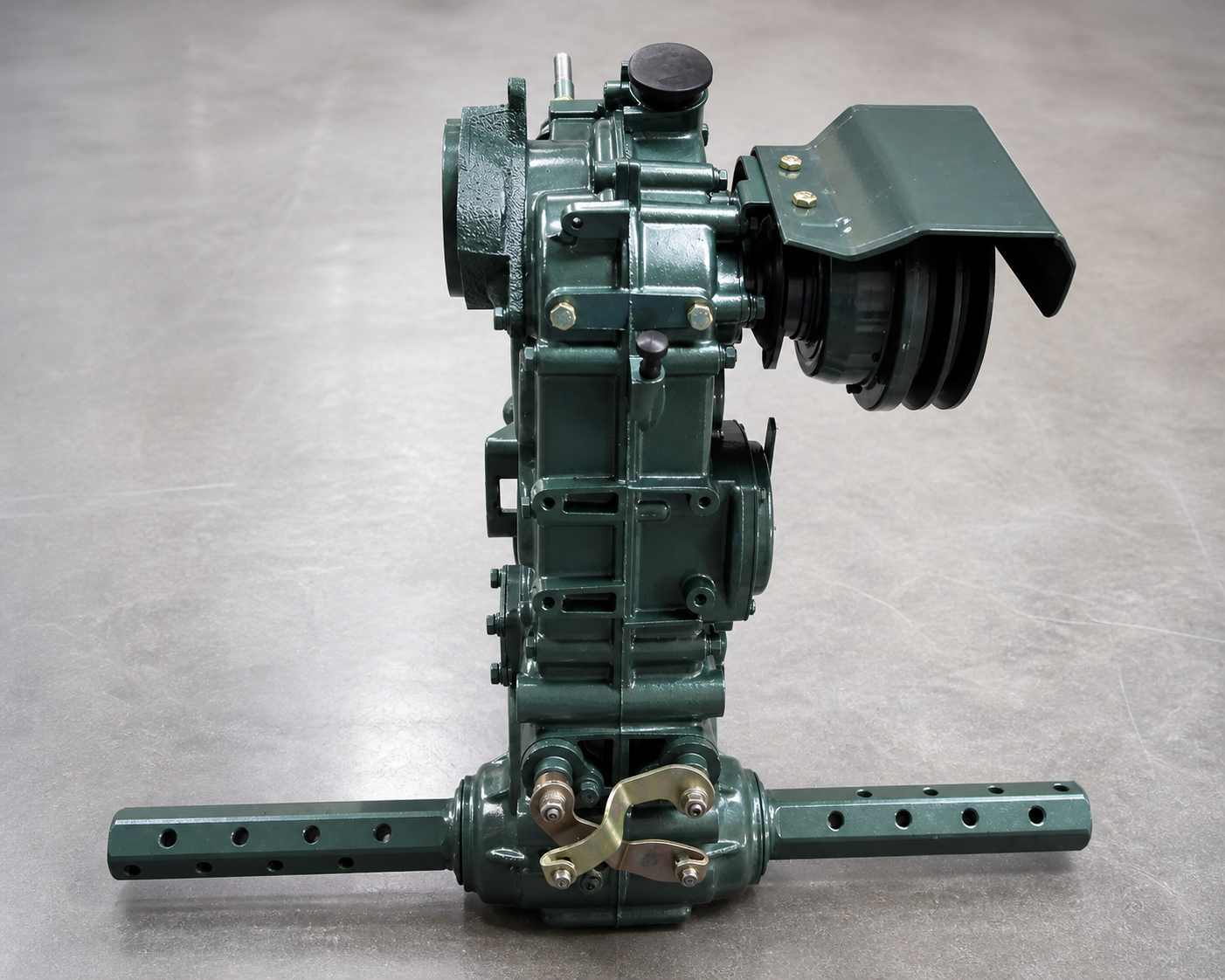 Rakit lengkap gearbox dan gandar traktor tangan berwarna hijau tua di atas meja inspeksi