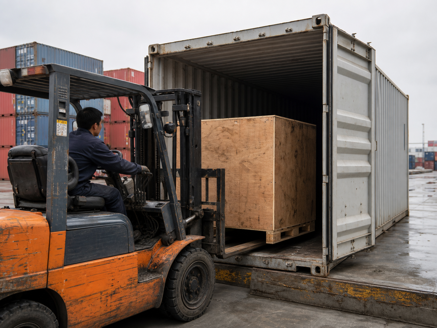 Forklift memuat peti ekspor kayu lapis yang usang ke dalam kontainer pengiriman tanpa merek